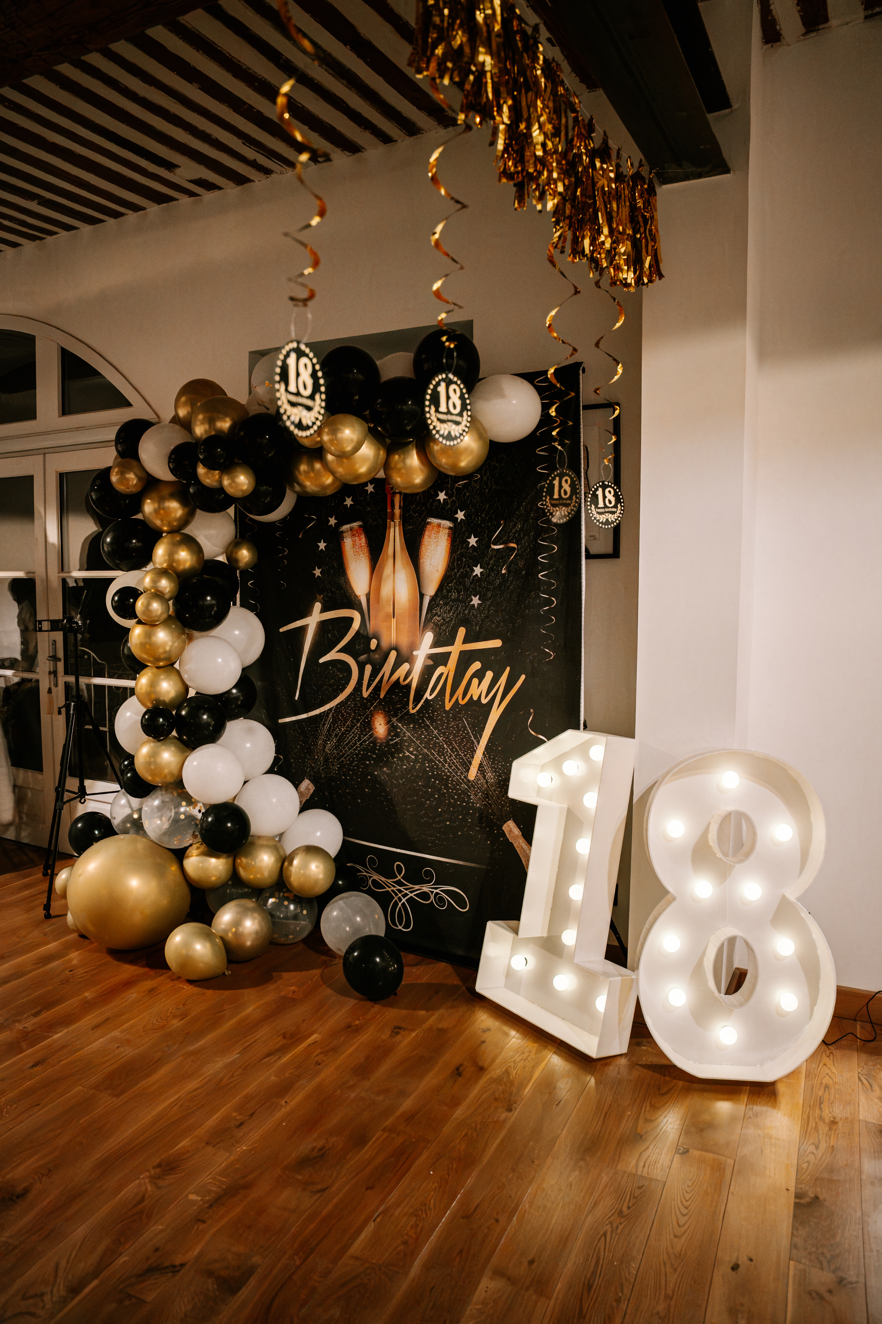 Anniversaire enfant — coin photo et arche de ballons